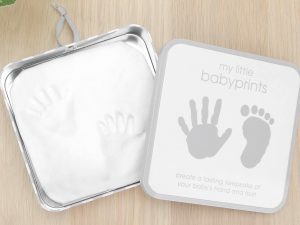 PEARHEAD Dose Babyabdruck Inhalt: ausreichend, lufttrocknendes Abdruckmaterial, um zwei Abdrücke zu erstellen sowie eine Staffelei, zum Aufstellen der Dose