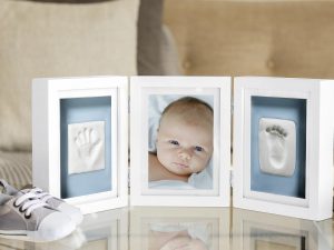 PEARHEAD Tischbilderrahmen 'Baby Deluxe' für 1 Foto und Hand- und Fußabdruck Inhalt: 3 x Bilderrahmen (verbunden durch Scharniere), 2 x Modelliermasse, 3 x Passepartouts, 2 x Wendehintergründe (blaue Vorderseite, rosa Rückseite), 1 x Ausroller, 1 x Lineal